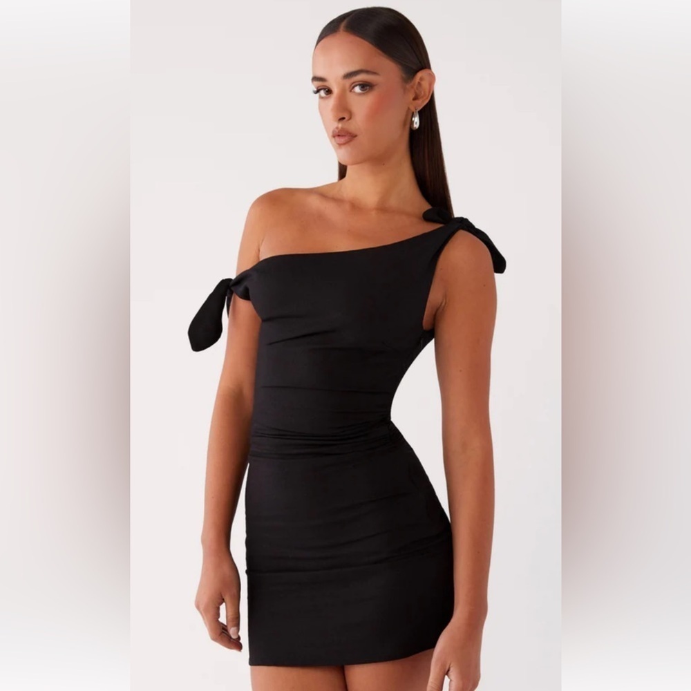 Elegant Black One-Shoulder Dress
Caja 4